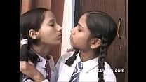 दो भारतीय लड़कियों ने किस किया और बूब्स चूसे
