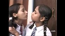 दो भारतीय लड़कियों ने किस किया और बूब्स चूसे