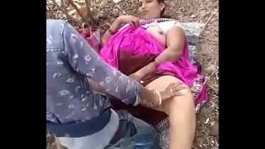लड़के ने रंडी आंटी को जंगल में चोदा