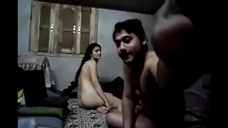 दोस्तों इस इंडियन ब्लू फिल्म में एक शादीशुदा भाभी अपने म्यूजिक टीचर के साथ सेक्स कर रही है. म्यूजिक टीचर एक मस्त जवान लौंडा है.
