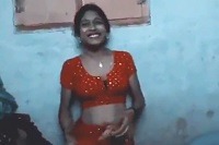 यंग देसी लड़की को बॉयफ्रेंड ने प्यार से कपडे उतार कर चोदा - देसी सेक्स वीडियो