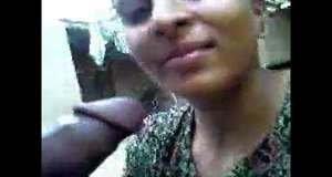 पंजाबी लड़की का आंगन में ब्लोजॉब
