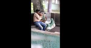 दिन दहाड़े पार्क में औरत ने दिया ब्लोजॉब