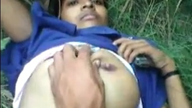 सेक्सी विलेज भाभी की चूत चुदाई कर दी लवर ने जंगल में - देसी बीएफ वीडियो