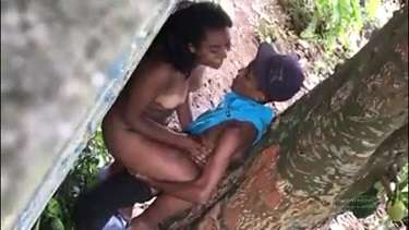 अफ्रीकन लौंडी को पेड़ की आड़ में चुदाई करते हुए स्पाई कैमरे से रिकॉर्ड किया