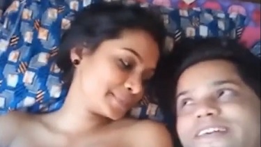 बॉयफ्रेंड के साथ मिनी हनीमून मनाया लड़की ने जब घर कोई नहीं था. देखें हिंदी में चुदाई की बातों के साथ सेक्स वीडियो.