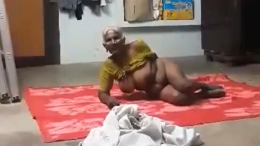 विमल गुटखा की लत के चुदवाने की मशीन बन गई इंडियन दादी. देखें बड़े बूब्स वाली सेक्सी इंडियन दादी की चुदाई वीडियो.