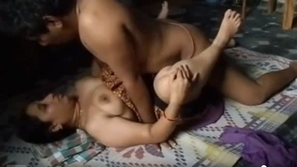 बिग बूब्स आंटी चुदाई वीडियो - चटाई पर चुदवाया पडोसी अंकल से