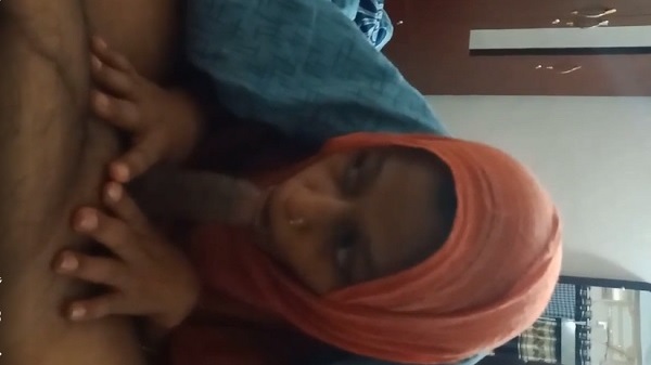 ब्लोव्जोब और रिमजॉब की दीवानी हिजाबी मुस्लिम आंटी का सेक्सी सकसेक्स वीडियो. जेठ के लंड, टट्टे और गांड को जबान से खुश कर दिया इस हिजाबवाली लेडी ने.