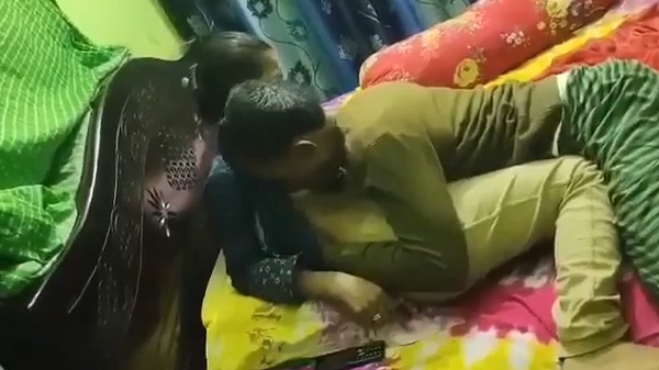 पैसे के लालच में कामवाली चुद गई बूढ़े मुस्लिम आदमी से. देखें जवान कामवाली को चोद के उसकी पोर्न वीडियो बनाई जा रही हैं.