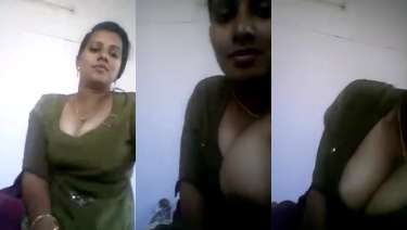 खूबसूरत प्रीति दीदी ने कमीज से बाहर निकालकर दिखाए अपने गोरे बूब्स