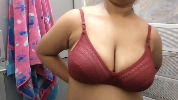 चुदासी जिया भाभी होटल्स में जा के स्टाफ लोगों को सेड्यूस कर के चुदती हैं. देखें ऐसी ही एक सेक्सी चुदाई का इंडियन वीडियो.