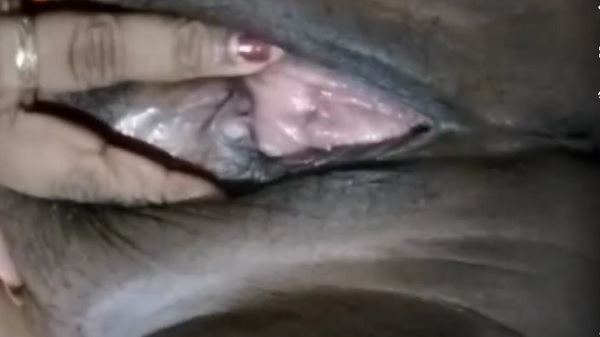 सेक्सी रिसेप्शनिस्ट आंटी ने अपना भोसडा खोल के दिखाया मयूर को वीडियो कॉल में. देखें बड़े चुचें हिला के भोसड़े में ऊँगली करती हुई इस छिनाल आंटी को.