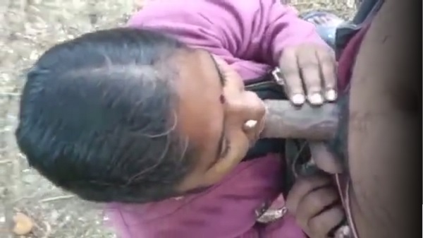 सेक्सी साउथ इंडियन भाभी ने लवर को ब्लोव्जोब दिया – वीडियो
