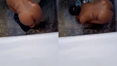 समलैंगिकता की अधीन औरत ने पड़ोस वाली औरत को बाथरूम में नंगी नहाते हुए रिकॉर्ड किया