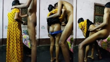 7 फिट ऊंचे पति का ककड़ी जैसा लंड हिलाकर चुदती गाउन वाली बीवी
