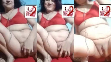 वीडियो कॉल पर अपने यार को हस्तमैथुन करके दिखाती इंडियन लेडी