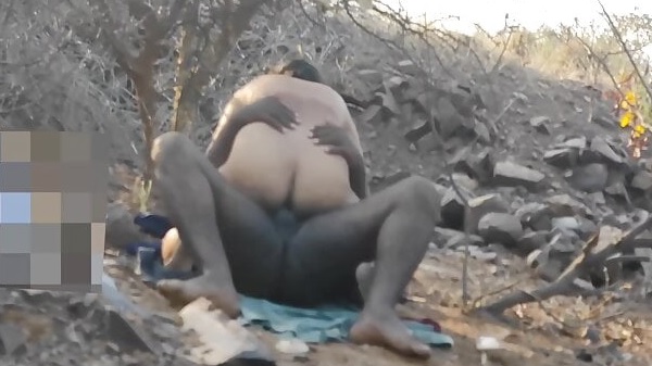 रिक्शावाले ने झाड़ियो में चोदा मिताली रांड को. देखे अलग अलग पोज़ में लंड लेती हुई ये हॉट कॉलगर्ल आंटी का चुदाई वीडियो.