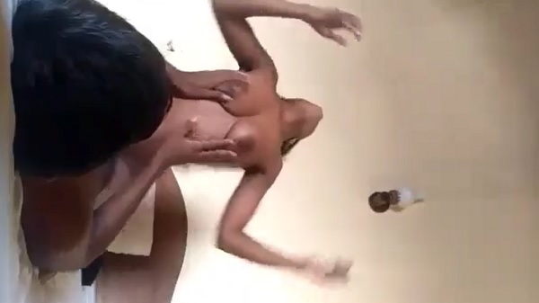 सेक्सी तमिल कॉलेज गर्ल के बूब्स को चांटे मार के चोदने का वीडियो