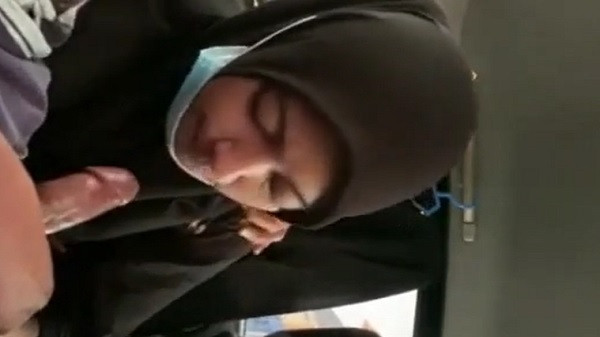 गाडी में लंड चाट के चुद गई हिजाबवाली मुस्लिम गर्ल