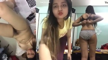 कपड़े उतारकर नंगा डांस करती हॉस्टल वाली इंडियन लड़की