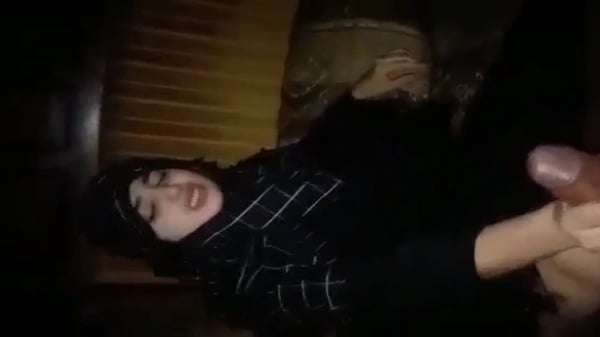 सेक्सी पाकिस्तानी लड़की और उसके कजिन भाई की चुदाई वीडियो. पहले चूत चोदी और फिर हाथ से हिला के लंड का पानी निकलवा लिया भाई ने.