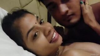 नग्न शालीन प्रेमिका ने प्रेमी के साथ बनाया अपना सेल्फी संभोग वीडियो