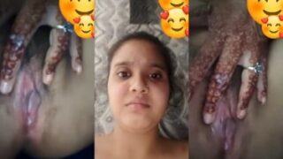 मेहंदी वाली उंगलियों से वीडियो कॉल पर हस्तमैथुन करती होने वाली दुल्हन
