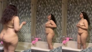 मोटी गांड वाली औरत ने बनाई अपनी न्यूड बाथिंग वीडियो