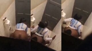 टॉयलेट में चुदाई कर रही बड़ी काली गांड लडकी का वायरल वीडियो