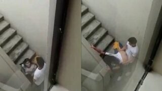 सीढ़ी के ऊपर फटाफट चुदाई करते लवर्स हुए कैमरे में कैद