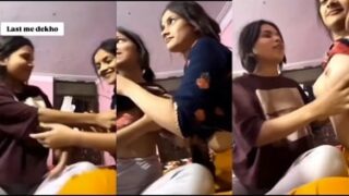 एक दूसरी के बूब दबाई का खेल खेलती दो सहेलियां