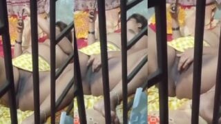 पोर्न देखते हुए चिकनी चुत मे ऊँगली करती पड़ोसन भाभी का चुपके से वीडियो बनाया