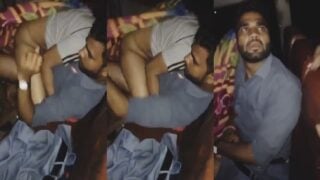चलती बस मे चुदाई करते पकडे गये वायरल बस एमएमएस