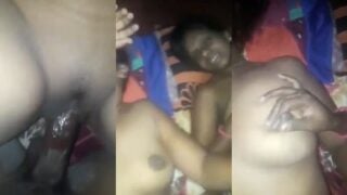 एक साथ दो रंडी ओरतों को चोदने का मजा लेता जवान लड़का