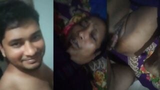 मैच्योर ऑन्टी की चुदाई करता जवान लड़का