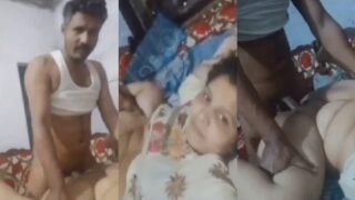 टाँगे खोलकर चिकनी मोटी चुत चुदवाती पाकी भाभी