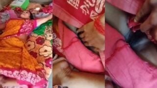 काँपते हाथो से सोई हुई भाभी की साड़ी उठा देखि भाभी की चुत