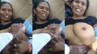 लिफ्ट देने के बदले कार मे दबाया मैच्योर भाभी के बूब्स