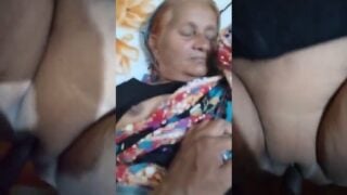पोते नई चोदा दादी की बूढ़ी चिकनी चुत