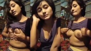 हमसे बातें करते हुए चुलबुली लड़की ने दबाए अपने बुब्स