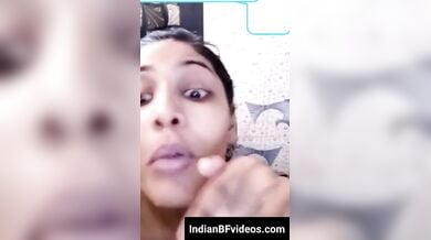 शौवर में नंगी नाचती लड़की, किया वीडियो रिकॉर्ड