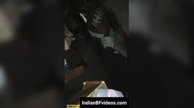 खुल्ले ने चोदा गर्लफ्रेंड को फिर रूम मे लाके लंड चूसा खिलाया माल