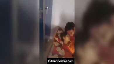 दोस्त के सामने चोदा अपनी मासूम गर्लफ्रेंड को
