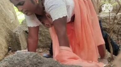 जंगल मे पत्थरो के पीछे विलेज भाभी की डॉगी पोज़ मे चुदाई