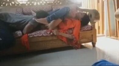 दिनदहाड़े सोफे पर चाटी जींस वाली गर्लफ्रेंड की चूत