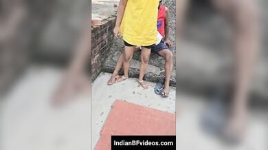 छत के ऊपर चुत चुदाई का मजा लिया पड़ोसन के साथ
