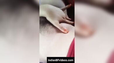 गोरे बूब्स दबाकर चूत सहलाती लड़की