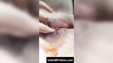 गोरे बूब्स दबाकर चूत सहलाती लड़की