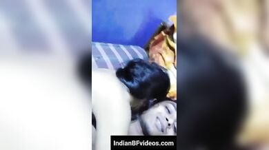 नंगी लड़के ने अपने ऊपर लिटाई अपनी नंगी गर्लफ्रेंड